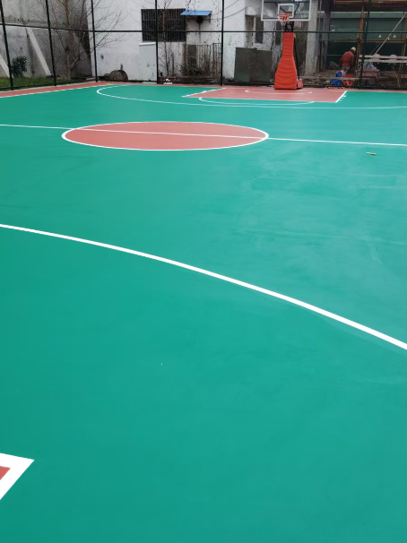 玉林 球场长期使用易出现地面开裂